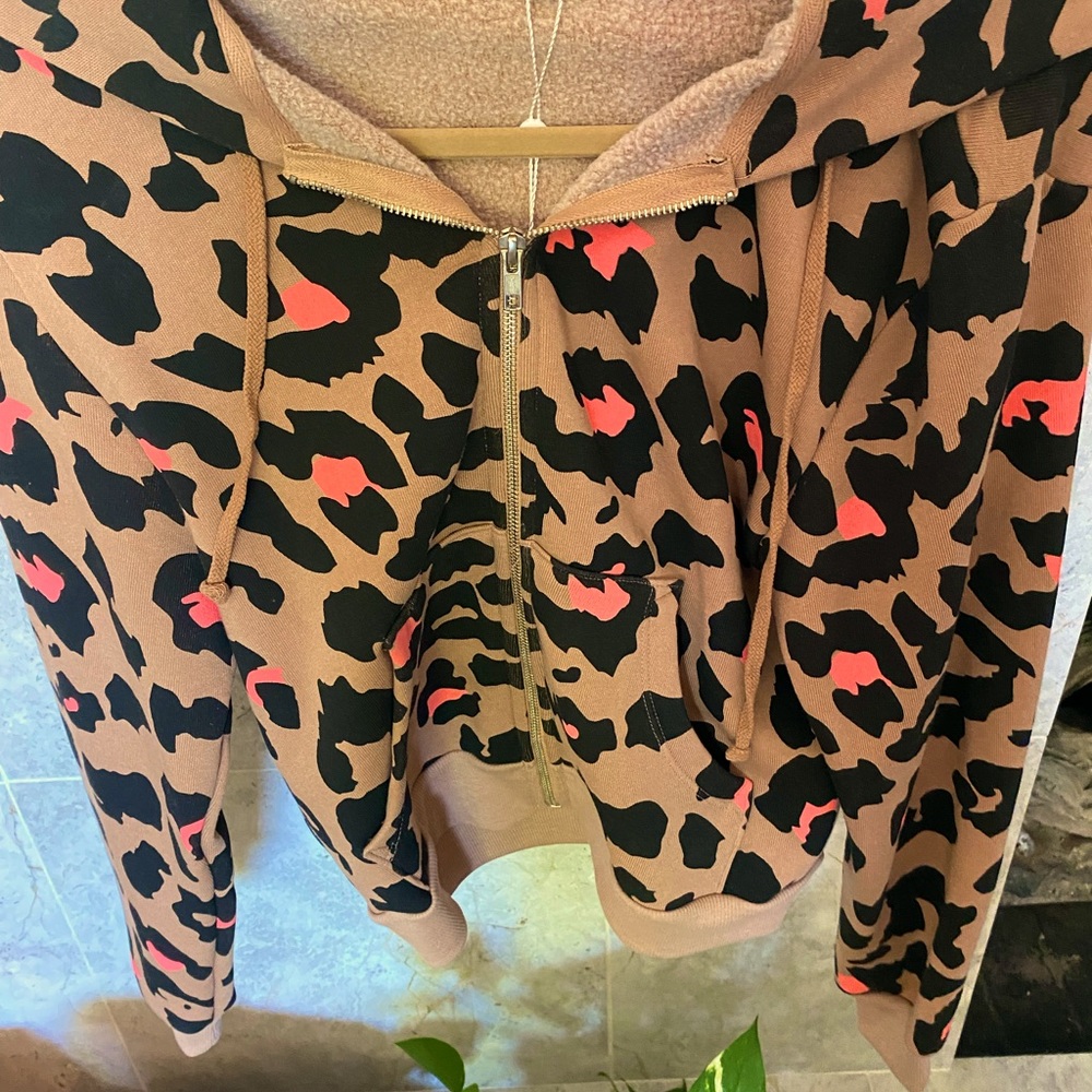 WILDFOX HOODIE PREPPY KITTY WITH POCKETS NWT COTTON SZ M PIT TO PIT MSR 18”